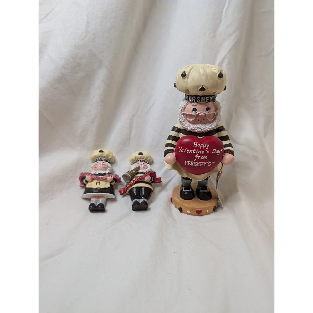 Hershey 's‎ Chocolate World Collectible Elf- 2 New Year magnets Valentine Figure